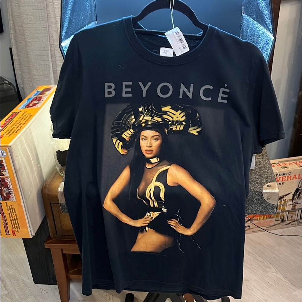 Beyoncé Black Graphic T-Shirt - Picture 1 of 2